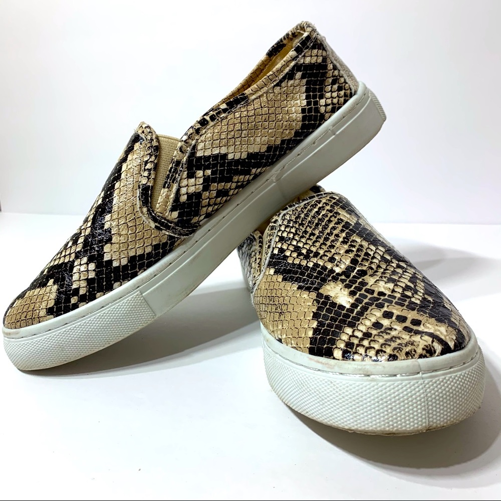 Adorable EUC Altar’d State snakeskin print loafers